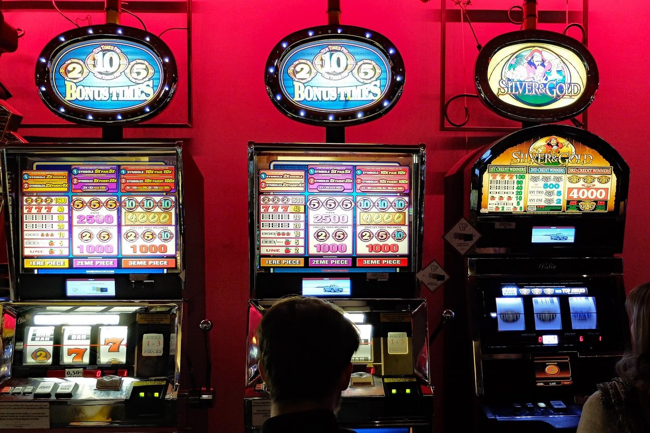 wo777 အွန်လိုင်း ကတ်ဂိမ်းများ — Baccarat နှင့် Poker ကစားနေသောမြင်ကွင်း